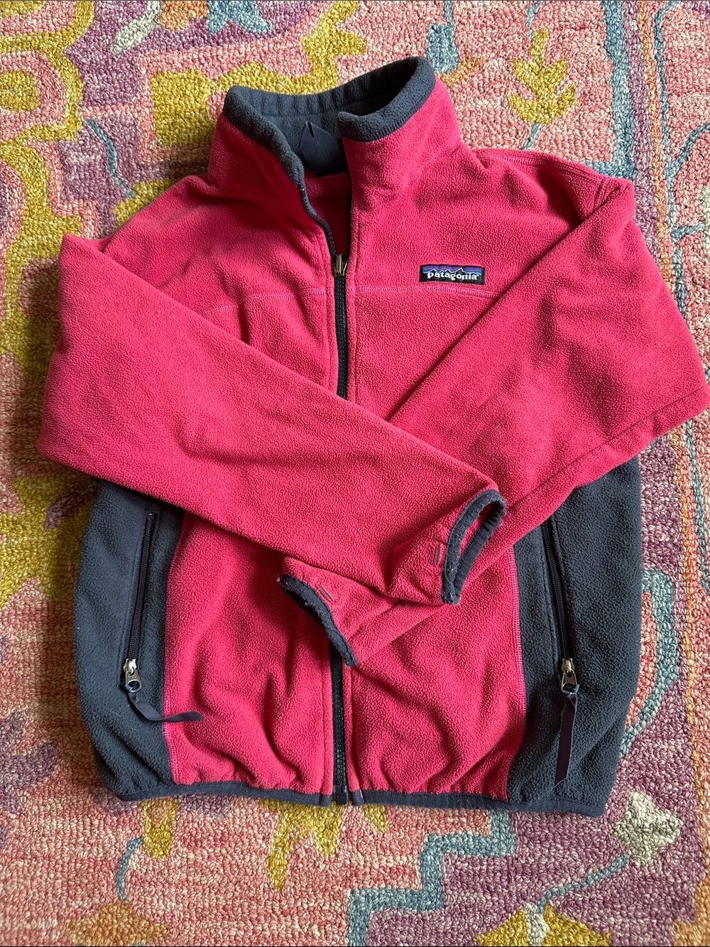 Patagonia Girls Fleece Jacket in Hot Pink and Charcoal Size Small (7-8)